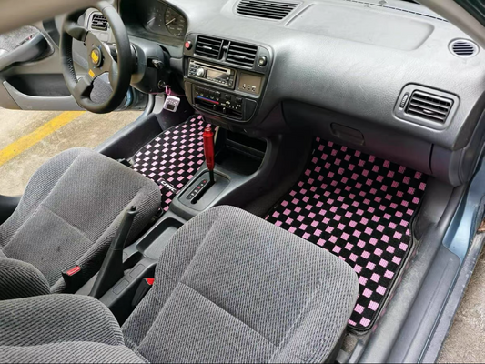 EK Civic interior with pink checkered floor mats